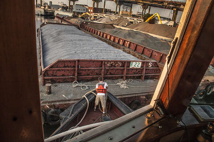 tug-pickup_3120.jpg : Gowanus Canal - Brooklyn, NY : Clayton Price Photographer