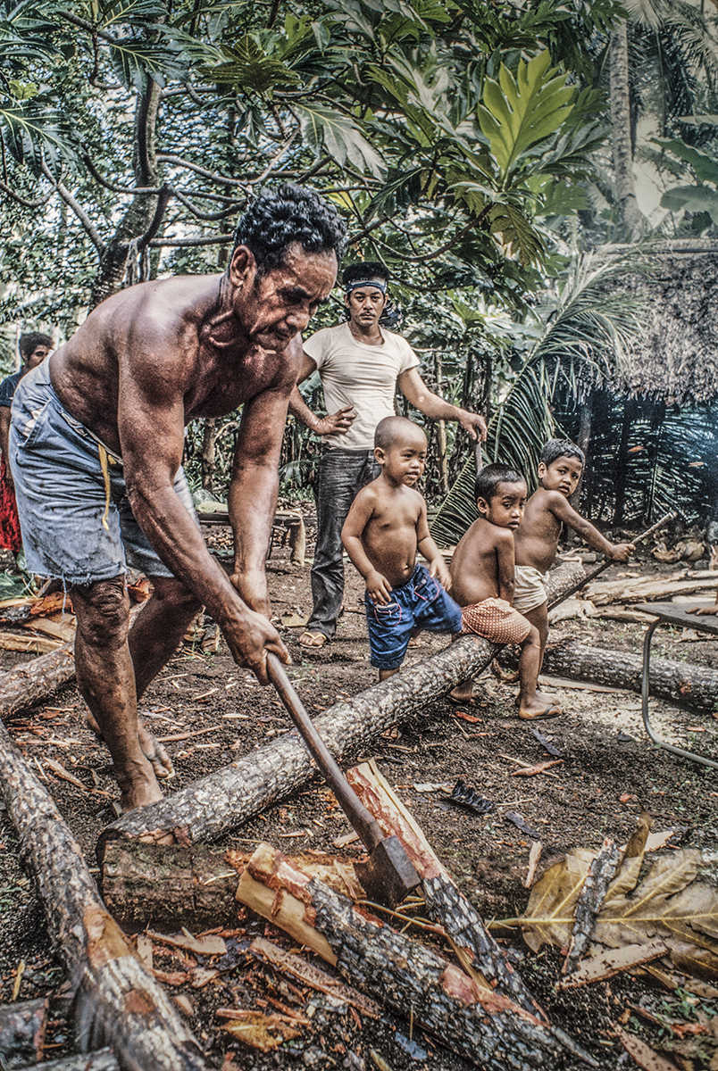 3146-2-2.jpg
Cutting the firewood for grilling the eels. : Kapinga Village : Clayton Price Photographer