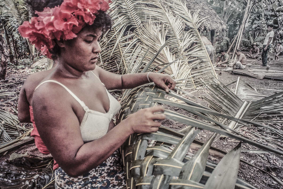 3147-2.jpg
Weaving baskets to carry  cooked eels
 : Kapinga Village : Clayton Price Photographer