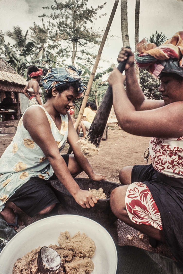 3147-16.jpg
Pounding taro for the meal! : Kapinga Village : Clayton Price Photographer