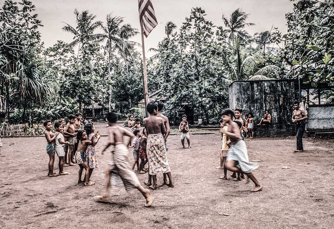 3148-16.jpg
A race around the Flag! : Kapinga Village : Clayton Price Photographer