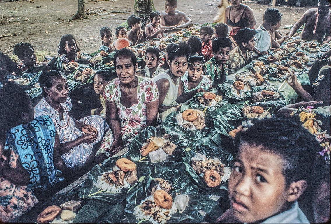 3149-10.jpg
Laying out the plates for those staying, : Kapinga Village : Clayton Price Photographer