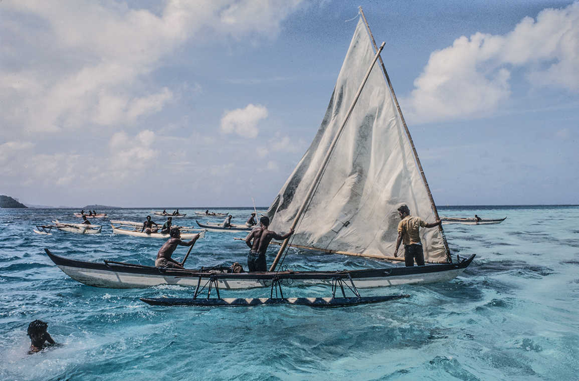 3054-18.jpg
Boats arrive and try to tie up at coral near the surface. : Kapinga Fish Surround : Clayton Price Photographer