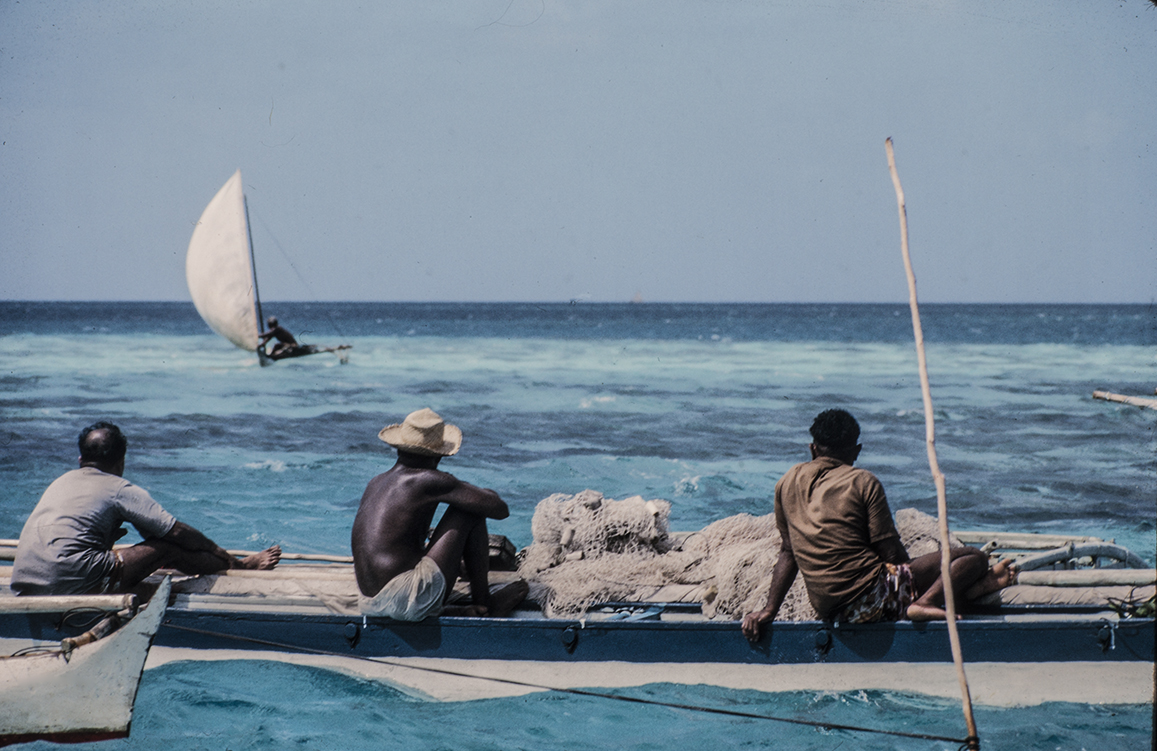 3152-13.jpg Center person:"Mhoiti", Leader of the Net"searched for best  location for "surround". : Kapinga Fish Surround : Clayton Price Photographer