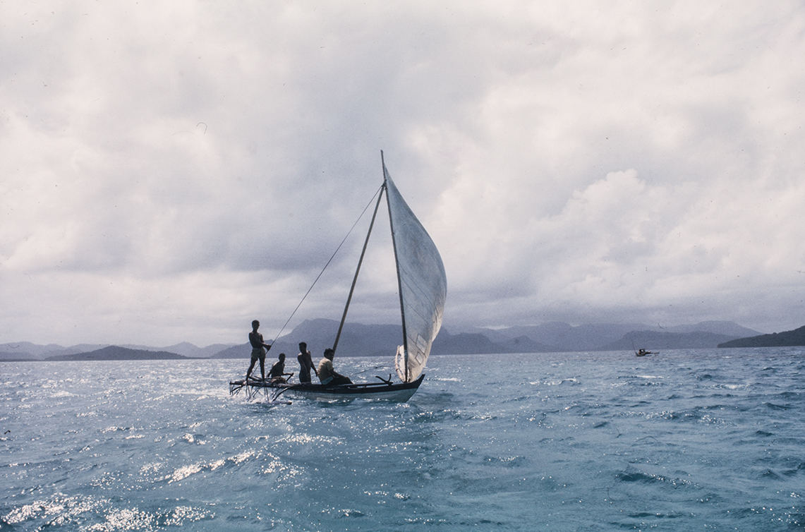 3155-1.jpg
Boats are signaled where  to meet for the Surround : Kapinga Fish Surround : Clayton Price Photographer