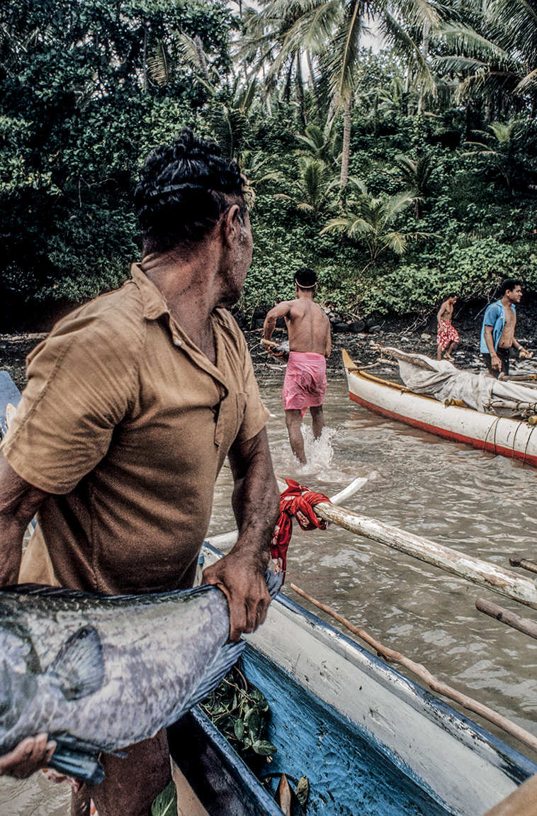 3157-6.jpg
Unloading at small off-shore island : Kapinga Fish Surround : Clayton Price Photographer