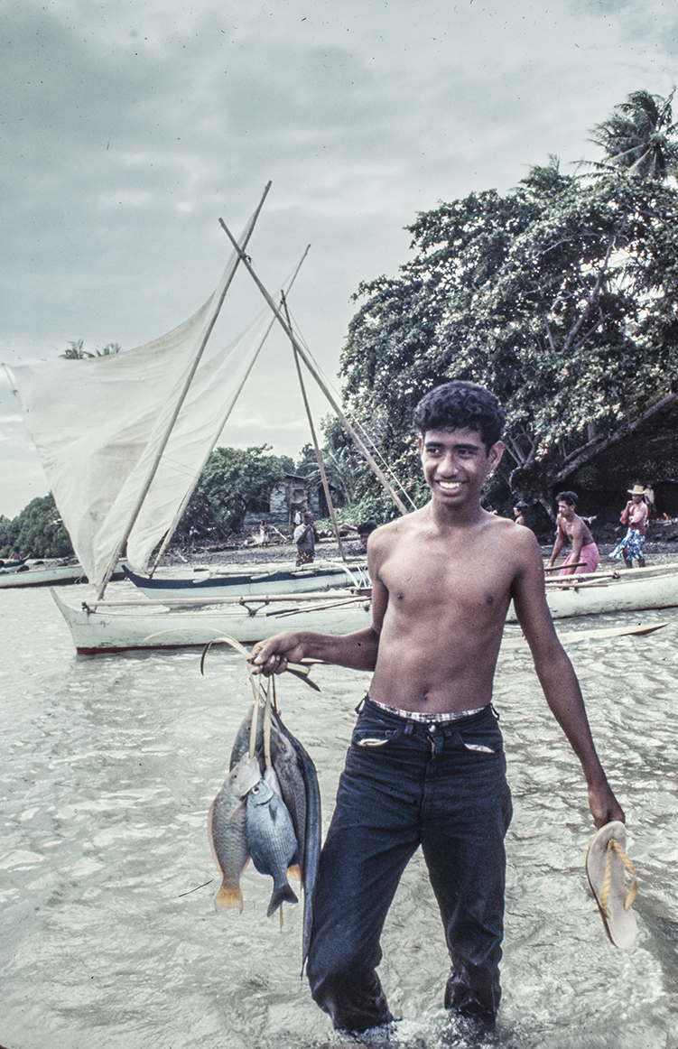 3158-2.jpg
Getting ready to sail home with fish stung on Palm frond-fibre! : Kapinga Fish Surround : Clayton Price Photographer